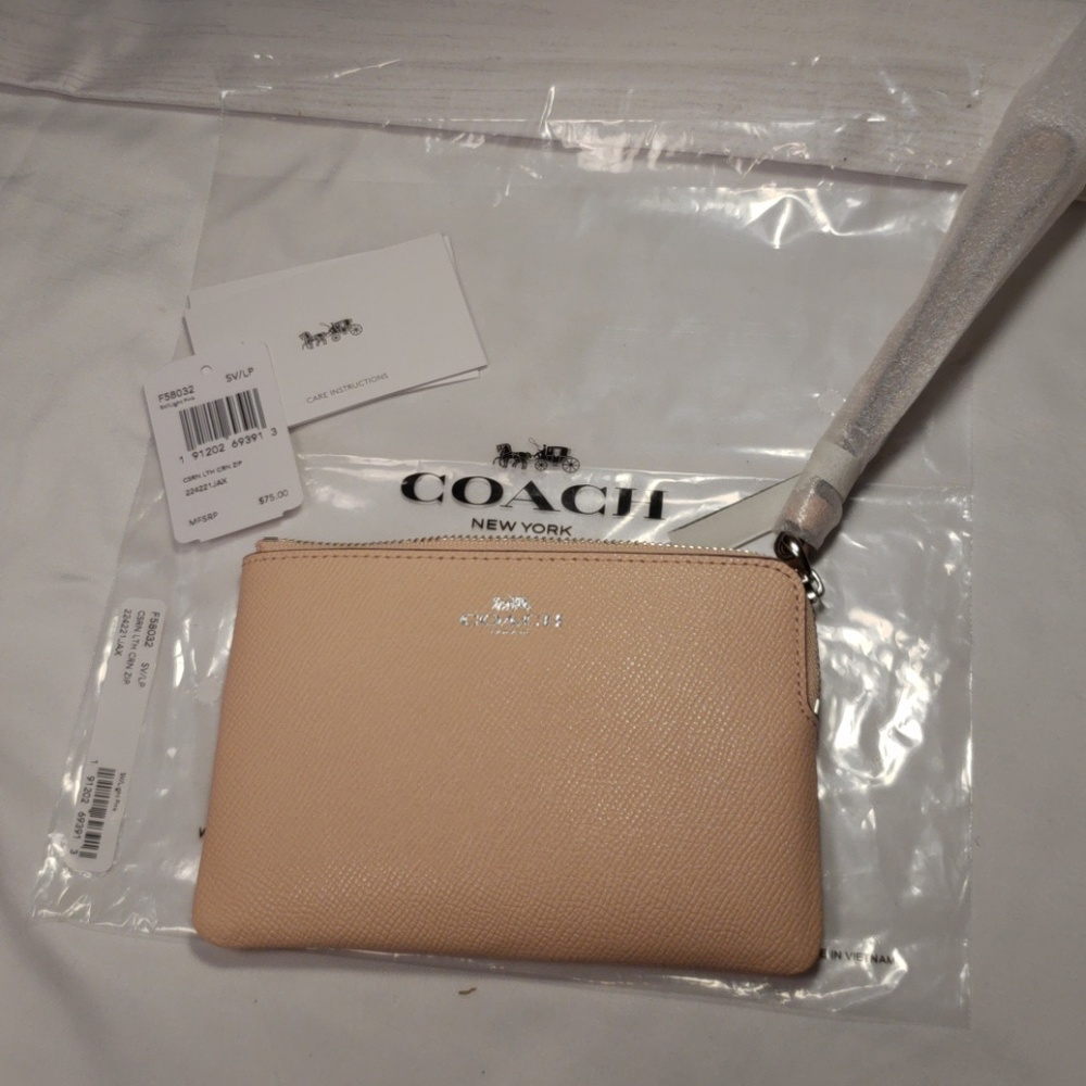 Nwt Coach corner zip wristlet